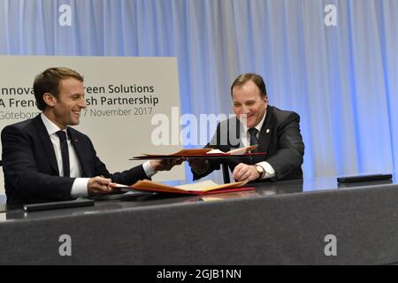 Il presidente francese Emmanuel Macron e il primo ministro svedese Stefan Lofven hanno firmato il trattato innovazione & soluzioni verdi una partnership franco-svedese alla fabbrica di automobili Volco durante il vertice sociale dell'UE di Gothenburg venerdì 17 novembre 2017. Foto: Bjorn Larsson Rosvall / TT / Code 9200 Foto Stock