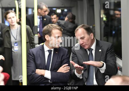Il presidente francese Emmanuel Macron e il primo ministro svedese hanno fatto un tour in autobus per visitare la fabbrica di automobili Volco durante il Vertice sociale dell'UE di Gothenburg venerdì 17 novembre 2017. Foto: Bjorn Larsson Rosvall / TT / Code 9200 Foto Stock