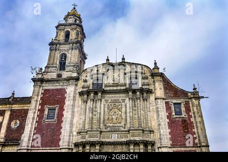 Facciata della porta di fronte Chiesa di Santo Domingo, Città del Messico, Messico. Chiesa costruita per la prima volta nel 1500. Foto Stock