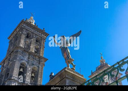 Facciata Angel Statua fuori Cattedrale Puebla, Messico. Costruito tra il 15 e il 1600. Foto Stock