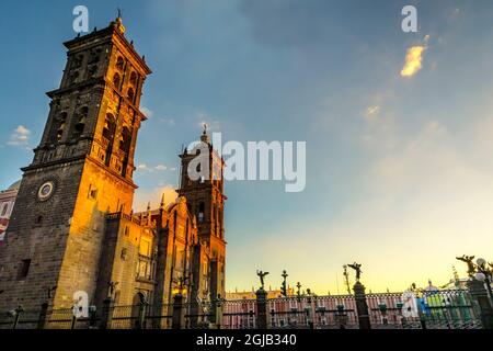 Facciata con statue angelo cattedrale, Puebla, Messico. Costruito nel 15 al 1600. Foto Stock