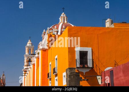 Facciata arancione Santa Clara de Asis Chiesa storica, Puebla, Messico. Clara de Asis era seguace di San Francesco d'Assisi. Costruito tra il 1600 e il 1700 Foto Stock