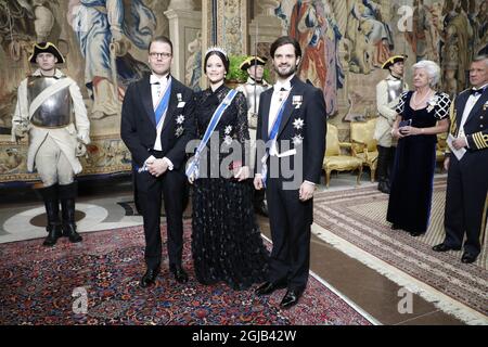 STOCCOLMA 20180117 il principe svedese Daniel, la principessa Sofia e il principe Carl Philip posano una foto all'arrivo per un banchetto al palazzo reale di Stoccolma. La coppia presidenziale si trova in Svezia per una visita statale di tre giorni. Foto: Christine Olsson / TT / code 10430 Foto Stock