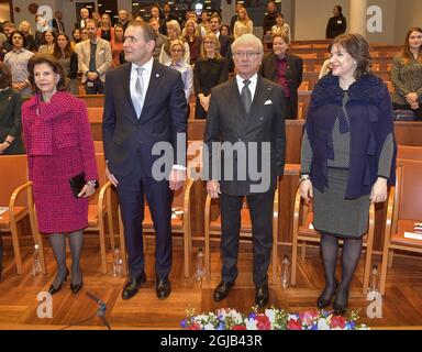 STOCCOLMA 2018-01-18 Gudni Thorlacius Johannesson, il presidente dell'Islanda, e sua moglie Eliza Jean Reid sono visti con il re Carl Gustaf e la regina Silvia durante una visita all'ospedale Karolinska a Solna, Svezia Gennaio 18.2018 Foto: Jonas Ekstromer / TT / kod 10030 Foto Stock