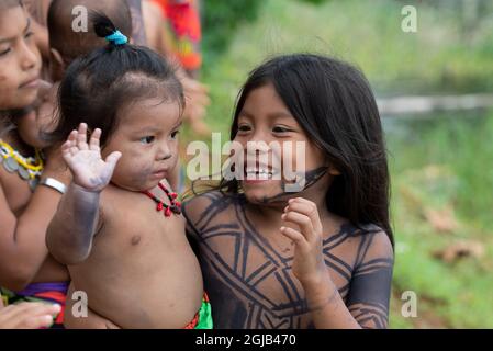 America centrale, Panama, Gatun Lago. Embera villaggio indiano. Tipico villaggio felici i bambini con i tatuaggi. Foto Stock