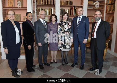 STOCCOLMA 20180119 durante la visita alla Carolina Rediviva dell Università di Uppsala, in Svezia, il 19 gennaio 2018, si vedono il Maestro Eva Akesson, il Ministro della Cultura Alice Bah Kuhnke Gudni Thorlacius Johannesson, il Presidente dell Islanda, e sua moglie Eliza Jean Reid, il Re Carl Gustaf e la Regina Silvia. Potrebbero studiare il 800 anni 'Edda' scritto da Snorre Sturlasson islandese. Il Presidente è in visita di Stato di tre giorni in Svezia. Foto: Jonas Ekstromer / TT / kod 10030 Foto Stock