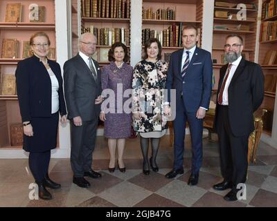 STOCCOLMA 20180119 durante la loro visita alla Carolina Rediviva dell Università di Uppsala, Svezia, 19 gennaio 2018, si sono visti il Maestro Eva Akesson, e Gudni Thorlacius Johannesson, il Presidente dell Islanda, e sua moglie Eliza Jean Reid, il Re Carl Gustaf e la Regina Silvia. Potrebbero studiare il 800 anni 'Edda' scritto da Snorre Sturlasson islandese. Il Presidente è in visita di Stato di tre giorni in Svezia. Foto: Jonas Ekstromer / TT / kod 10030 Foto Stock