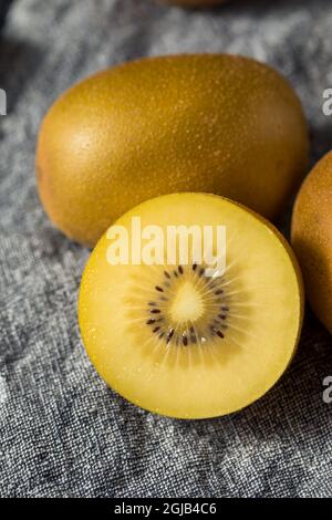 Greggio giallo biologico Golden Kiwis pronto a mangiare Foto Stock