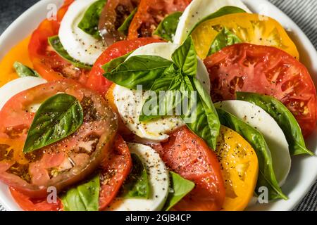 Insalata di pomodori caprese fatta in casa sana con basilico e mozzarella Foto Stock