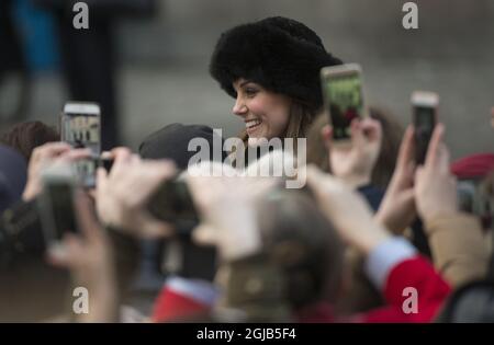 STOCCOLMA 20180130 il Duca di Cambridge, il Principe Guglielmo e la Duchessa di Cambridge, Caterina sono accolti dai cittadini e più benestanti durante la passeggiata dal Palazzo reale al Museo Nobel insieme al Principe Daniele e alla Principessa Vittoria Corona a Stoccolma, Svezia, martedì. La coppia reale britannica è in visita ufficiale di due giorni in Svezia. Salmanzadeh / TT kod 11860 Foto Stock