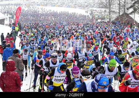 L'inizio della gara di sci di fondo a lunga distanza Vasloppet a Salen, Svezia, il 4 marzo 2018. La gara Vasalopp è lunga 90 km e corre tra Salen e Mora in Svezia. Foto Ulf Palm / TT / Kod 9110 Foto Stock