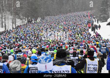L'inizio della gara di sci di fondo a lunga distanza Vasloppet a Salen, Svezia, il 4 marzo 2018. La gara Vasalopp è lunga 90 km e corre tra Salen e Mora in Svezia. Foto Ulf Palm / TT / Kod 9110 Foto Stock