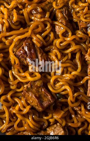 Noodles coreano Jjapaguri alla moda fatti in casa con manzo e Ramen Foto Stock