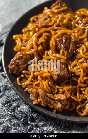 Noodles coreano Jjapaguri alla moda fatti in casa con manzo e Ramen Foto Stock