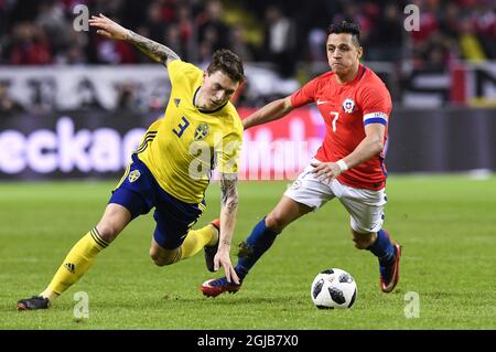 Victor Nilsson Lindelof (L) svedese combatte per la palla con Alexis Sanchez del Cile durante la partita di calcio internazionale amichevole tra Svezia e Cile alla Friends Arena di Solna, Stoccolma, il 24 marzo 2018. Foto: Anders Wiklund / TT / 10040 Foto Stock