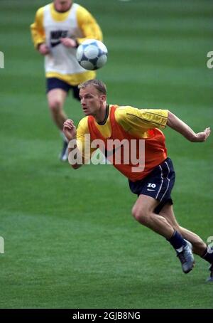 Dennis Bergkamp dell'Arsenal si allenerà prima della finale della Coppa UEFA con Galatasaray Foto Stock