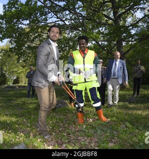 KUMMELON 2018-05-17 il principe Carl Philip è visto con gli immigrati che lavorano in lavori all'aperto a Kummelon, Varmland. Il principe, che è il duca di Varmland, sta facendo una visita di un giorno alla sua contea Foto: Anders Wiklund / TT / kod 10040 Foto Stock