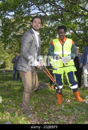 KUMMELON 2018-05-17 il principe Carl Philip è visto con gli immigrati che lavorano in lavori all'aperto a Kummelon, Varmland. Il principe, che è il duca di Varmland, sta facendo una visita di un giorno alla sua contea Foto: Anders Wiklund / TT / kod 10040 Foto Stock