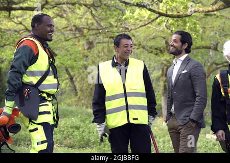 KUMMELON 2018-05-17 il principe Carl Philip è visto con gli immigrati che lavorano in lavori all'aperto a Kummelon, Varmland. Il principe, che è il duca di Varmland, sta facendo una visita di un giorno alla sua contea Foto: Anders Wiklund / TT / kod 10040 Foto Stock