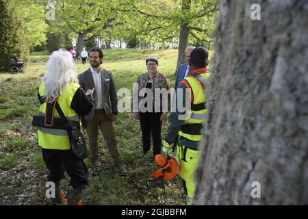 KUMMELON 2018-05-17 il principe Carl Philip è visto con gli immigrati che lavorano in lavori all'aperto a Kummelon, Varmland. Il principe, che è il duca di Varmland, sta facendo una visita di un giorno alla sua contea Foto: Anders Wiklund / TT / kod 10040 Foto Stock