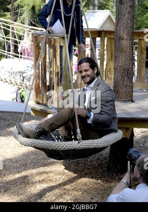 VASO 2018-05-17 il principe Carl Philip è visto con i bambini durante l'inaugurazione del parco giochi 'Vilda Parken' a Vase, Varmland. Il principe, che è il duca di Varmland, sta facendo una visita di un giorno alla sua contea Foto: Anders Wiklund / TT / kod 10040 Foto Stock