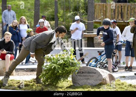 VASO 2018-05-17 il principe Carl Philip è visto durante l'inaugurazione del parco giochi 'Vilda Parken' a Vase, Varmland. Il principe, che è il duca di Varmland, sta facendo una visita di un giorno alla sua contea Foto: Anders Wiklund / TT / kod 10040 Foto Stock