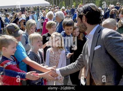 VASO 2018-05-17 il principe Carl Philip è visto con i bambini durante l'inaugurazione del parco giochi 'Vilda Parken' a Vase, Varmland. Il principe, che è il duca di Varmland, sta facendo una visita di un giorno alla sua contea Foto: Anders Wiklund / TT / kod 10040 Foto Stock