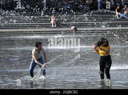 I giovani si raffreddano da soli in una fontana nel parco di Kungstradgarden nel centro di Stoccolma, Svezia, il 29 maggio 2018. La Svezia ha registrato temperature di frenata record nel mese di maggio. In molti luoghi del paese il mese è stato più caldo di maggio di ogni anno dal 19 ° secolo. Foto: Anders Wiklund / TT / code 10040 Foto Stock