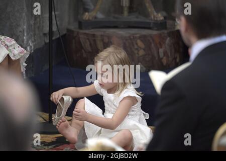 STOCCOLMA 20180608 la principessa Leonore ha un problema con le sue scarpe nella Chiesa del Palazzo di Drottningholm, in Svezia, venerdì durante il Natale della principessa Madeleine e della figlia di Chris o’Neill Principessa Adrienne Foto: Janerik Henriksson / TT kod 10030 Foto Stock