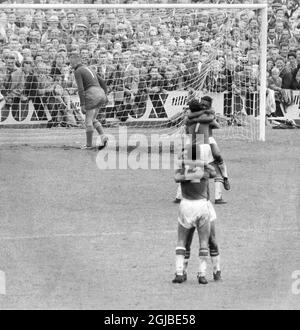 Svezia contro Brasile nelle finali della Coppa del mondo. Santos, No. 7 Zagallo abbraccia Pele. Kalle Svensson Brasile ha vinto la partita con 5-2. Foto Stock