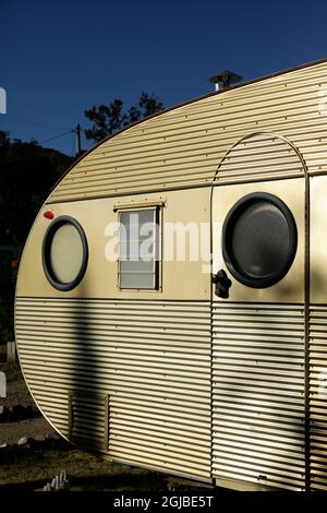 Bisbee, Arizona. Ombreggiato parco rimorchi Dell vintage. Un motel composto da una varietà di vecchi rimorchi e case mobili. (Solo per uso editoriale) Foto Stock