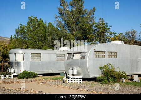 Bisbee, Arizona. Ombreggiato parco rimorchi Dell vintage. Un motel composto da una varietà di vecchi rimorchi e case mobili. (Solo per uso editoriale) Foto Stock