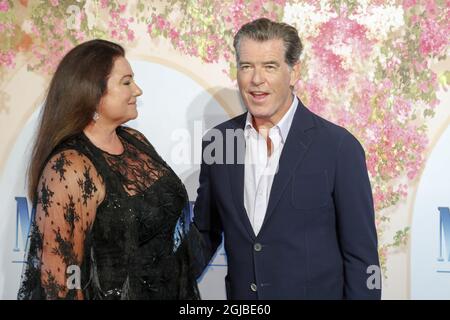 STOCCOLMA 20180711 Keely Shaye Smith e Pierce Brosnan alla prima di gala di 'Mamma mia! Qui torniamo» a Stoccolma, Svezia, il 11 luglio 2018. Foto: Christine Olsson / TT code 10430 Foto Stock