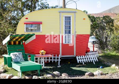 Bisbee, Arizona. Ombreggiato parco rimorchi Dell vintage. Un motel composto da una varietà di vecchi rimorchi e case mobili. (Solo per uso editoriale) Foto Stock