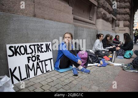 STOCCOLMA 20180822 Greta Thunberg. 15, è visto all'esterno dell'edificio del parlamento a Stoccolma, Svezia. Greta è in sciopero a scuola per protestare contro la crisi climatica. Intende sciopero fino alle elezioni generali del 9 settembre. Poto: Jessica Gow / TT / Kod 10070 Foto Stock