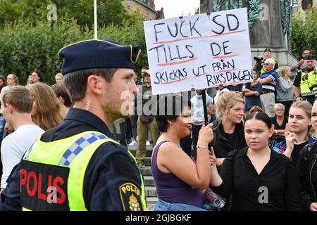 MALMO 2018-08-31 polizia e manifestanti durante un raduno con il leader svedese democratico Jimmie Akesson a Malmo, Svezia Venerdì. La Svezia si reca alle elezioni generali il 9 settembre 2018. Foto: Johan Nilsson / TT Kod 50090 Foto Stock