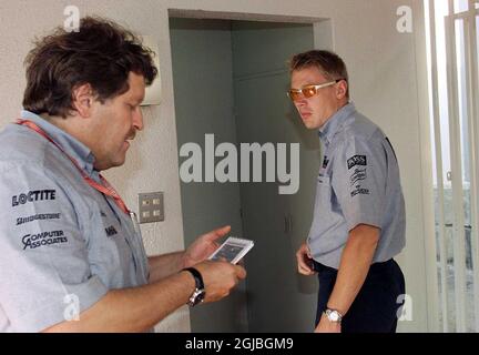 Norbert Haug (l) e Mika Hakkinen (r), boss della Mercedes Motorsport, sulla strada per la conferenza stampa Foto Stock