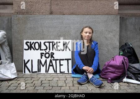 STOCCOLMA 20180822 Greta Thunberg. 15, è visto all'esterno dell'edificio del parlamento a Stoccolma, Svezia. Greta è in sciopero a scuola per protestare contro la crisi climatica. Intende sciopero fino alle elezioni generali del 9 settembre. Poto: Jessica Gow / TT / Kod 10070 Foto Stock