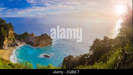 Sunset, McWay Falls, Julia Pfeiffer Burns state Park, Big sur, California, USA Foto Stock