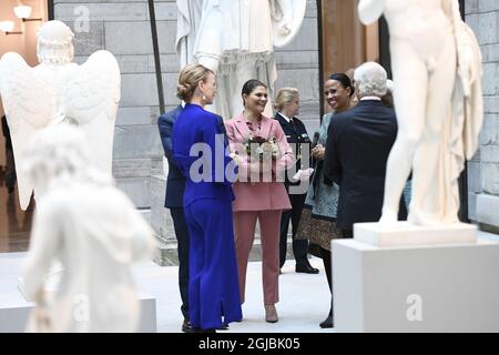 STOCCOLMA 20181013 Crown Princess Victoria, ministro svedese della Cultura Alice Bah Kuhnke e re Carl Gustaf alla riapertura del Museo Nazionale di Stoccolma, Svezia 13 ottobre 2018. Foto Henrik Montgomery / TT / kod 10060 Foto Stock