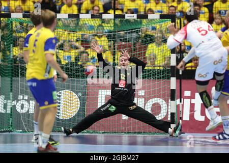 Alejandro Costoya Rodriguez di SpainÂ si fa strada dietro SwedenÂ al portiere Andreas Palicka durante la partita di pallamano EHF Euro Cup tra Svezia e Spagna a Malmo Arena, in Malmo, Svezia, il 24 ottobre 2018. Foto: Andreas Hillergren / TT / Foto Stock