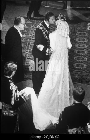 STOCCOLMA 19760619 Archivio il re Carl XVI Gustaf di Svezia sposò Silvia Sommerlath nella Grande Chiesa di Stoccolma nel giugno 19 1976. Il re baciò la sua futura moglie prima del matrimonio. Foto: Jonny Graan / Expressen / Scanpix Kod: 16 Foto Stock