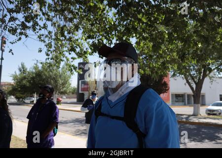 Gli operai della fabbrica a Ciudad Juarez Chihuahua Messico, protestano per non essere autorizzati a perdere il loro lavoro anche se la città ha dichiarato la chiusura totale delle aziende a causa della quarantena a causa della pandemia del 19 covid Foto Stock