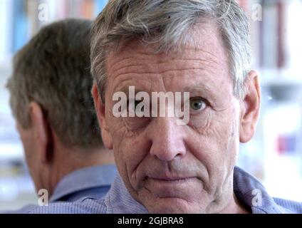 Stockholm, Sverige, 2002-04-24 FILE PHOTO lo scrittore israeliano Amos Oz ha fotografato a Stoccolma, Svezia il 24 aprile 2002. L'autore israeliano Amos Oz è morto all'età di 79 anni. L'autore israeliano, Amos Oz, è in visita a Stoccolma per un discorso all'istituto politico per gli affari esteri. Amoz Oz , nato a Gerusalemme, lasciò la capitale e fu educato a Kibbutz Hulda dove rimase per molti anni. Le sue storie sono ambientate su un kibbutz o a Gerusalemme, che presenta come microcosmi della società israeliana. Foto: Maja Suslin/ TT code 60080 Foto Stock