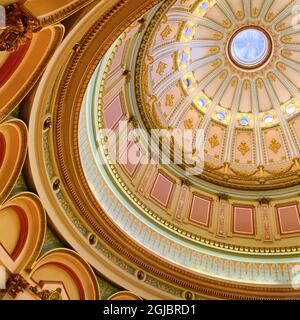 USA, California, Sacramento. La rotonda all'interno dell'edificio del campidoglio della California. Foto Stock