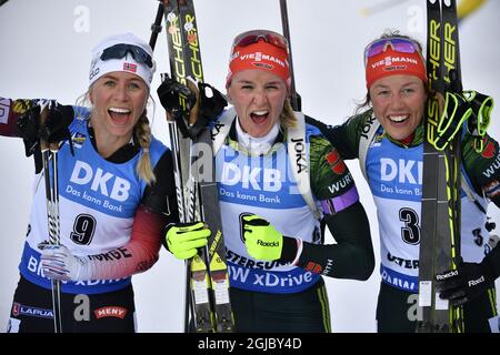 (L-R) secondo classificato Tiril Eckhoff di Norvegia, il vincitore Denise Herrmann di Germania e Laura Dahlmeier di Germania festeggiano dopo aver superato il traguardo durante il concorso femminile di inseguimento di 10 km al campionato mondiale di biathlon IBU di Oestersund, Svezia, il 10 marzo 2019. Foto: Anders Wiklund / TT / code 10040 Foto Stock