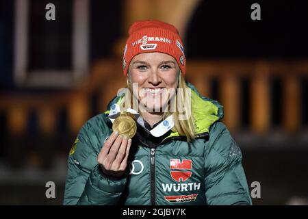 OSTERSUND 20190310 Denise Herrmann di Germania medaglia d'oro sul podio dopo la gara di inseguimento femminile di 10 km al campionato mondiale di biathlon IBU a Oestersund, Svezia, il 10 marzo 2019 Foto Jessica Gow / TT kod 10070 Foto Stock