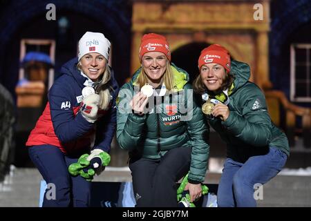 OSTERSUND 20190310 L-R Tiril Eckhoff della medaglia d'argento norvegese, Denise Herrmann della Germania medaglia d'oro e Laura Dahlmeier della Germania medaglia di bronzo sul podio dopo la gara femminile di inseguimento di 10 km ai Campionati mondiali di biathlon IBU di Oestersund, Svezia, il 10 marzo, 2019 Foto Jessica Gow / TT Kod 10070 Foto Stock