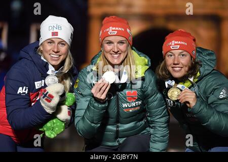 OSTERSUND 20190310 L-R Tiril Eckhoff della medaglia d'argento norvegese, Denise Herrmann della Germania medaglia d'oro e Laura Dahlmeier della Germania medaglia di bronzo sul podio dopo la gara femminile di inseguimento di 10 km ai Campionati mondiali di biathlon IBU di Oestersund, Svezia, il 10 marzo, 2019 Foto Jessica Gow / TT Kod 10070 Foto Stock