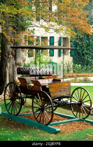 Vecchia carrozza di fronte al Murphys Hotel (fondato nel 1856), Murphys, Gold Country (autostrada 49), California, Stati Uniti. Foto Stock